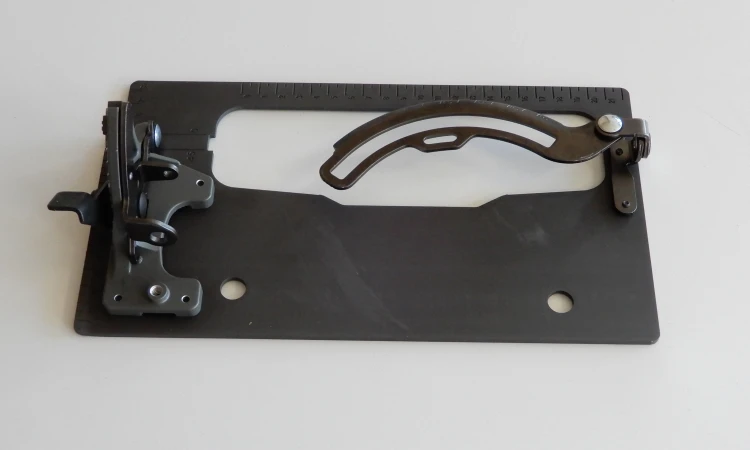 N472353 Stopa akumulatorowej pilarki tarczowej DeWalt DCS575. DCS578